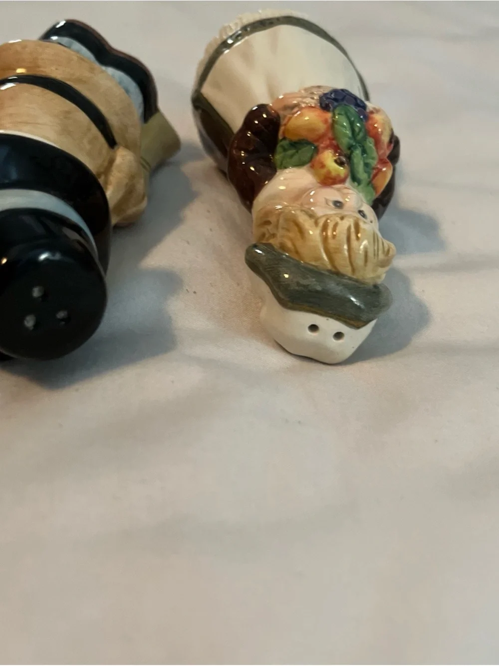 Vintage 1982 Holiday Pilgrim Couple Ceramic S&P shakers - Beige & White